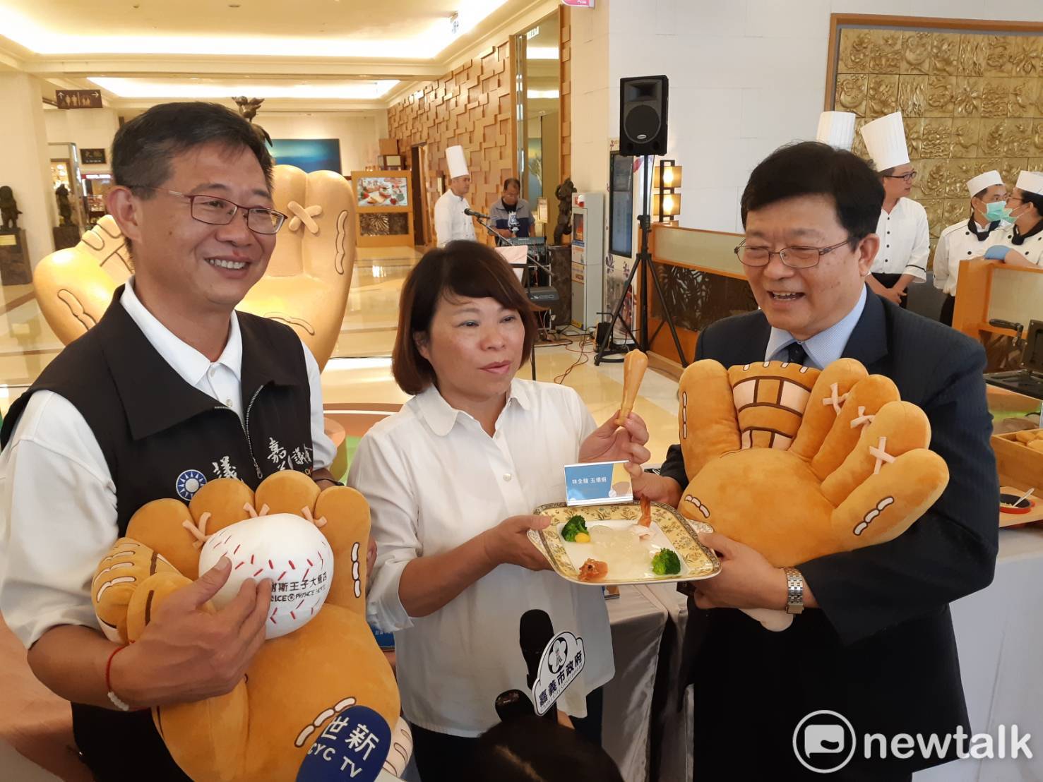 為了迎接棒球熱,嘉義耐斯王子大飯店推出「味全龍玉環蝦」佳肴。 圖:蔡坤龍/攝 為了迎接棒球熱,嘉義耐斯王子大飯店推出「味全龍玉環蝦」佳肴。 圖:蔡坤龍/攝