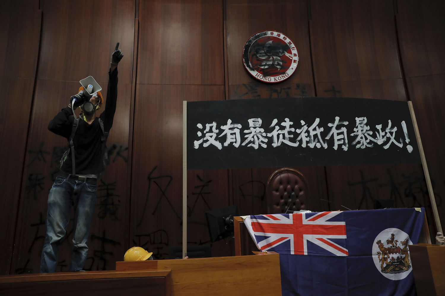 7月1日衝進香港立法會的「反送中」抗議民眾。圖:達志影像/美聯社(資料照片) 7月1日衝進香港立法會的「反送中」抗議民眾。圖:達志影像/美聯社(資料照片)