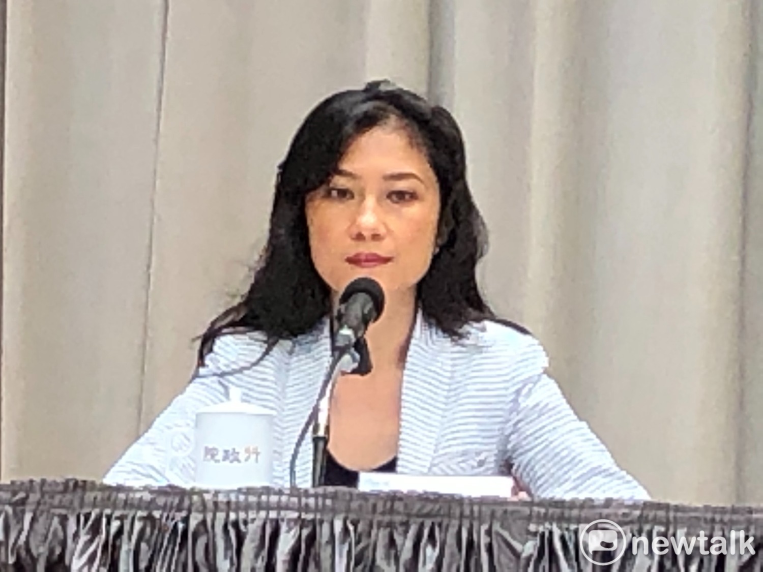 行政院發言人Kolas Yotaka今(19)日表示,行政院綜合各方因素考量後,決定明(109)年不予調整軍公教薪資。 圖:謝莉慧/攝 行政院發言人Kolas Yotaka今(19)日表示,行政院綜合各方因素考量後,決定明(109)年不予調整軍公教薪資。 圖:謝莉慧/攝