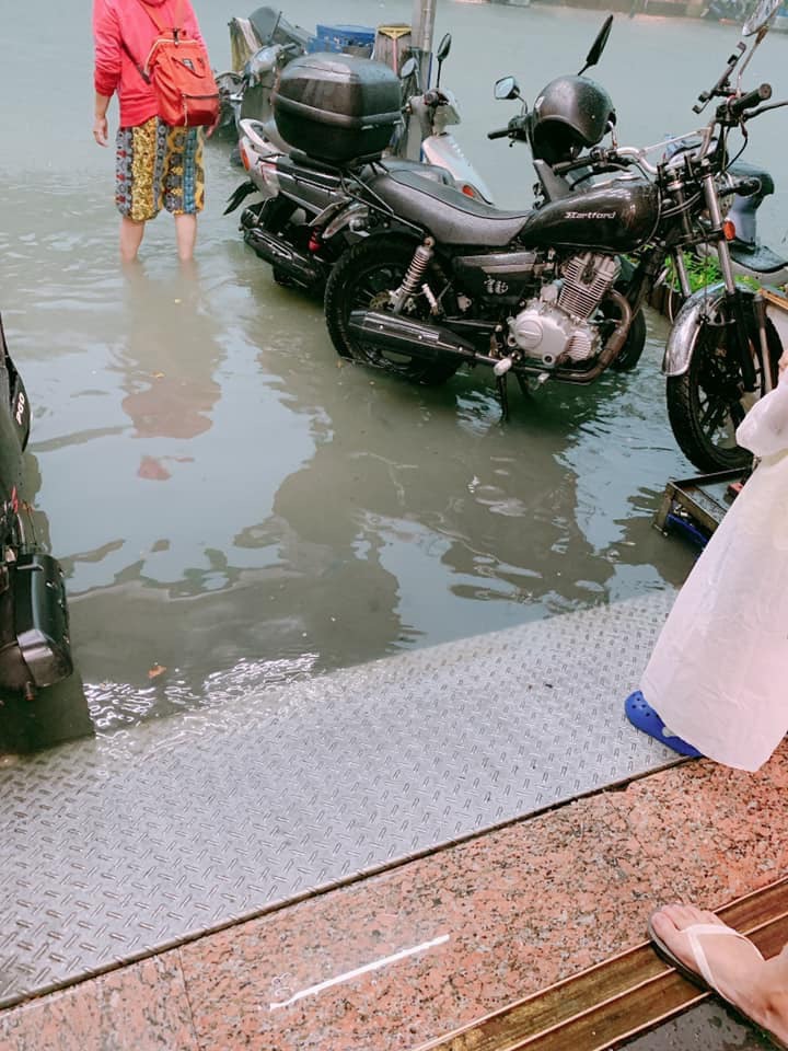 暴雨侵襲高雄市,多處地區已變成小河。 圖/翻攝自網路 暴雨侵襲高雄市,多處地區已變成小河。 圖/翻攝自網路