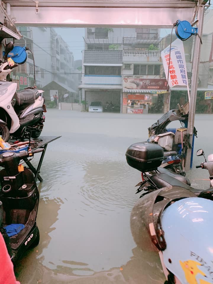 暴雨來得猝不及防,民眾的機車等待維修。 圖/翻攝自網路 暴雨來得猝不及防,民眾的機車等待維修。 圖/翻攝自網路