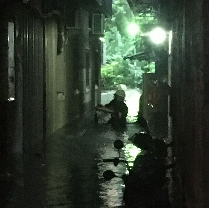 消防局協助民眾移至2樓安置。 圖 : 翻攝自網路 消防局協助民眾移至2樓安置。 圖 : 翻攝自網路