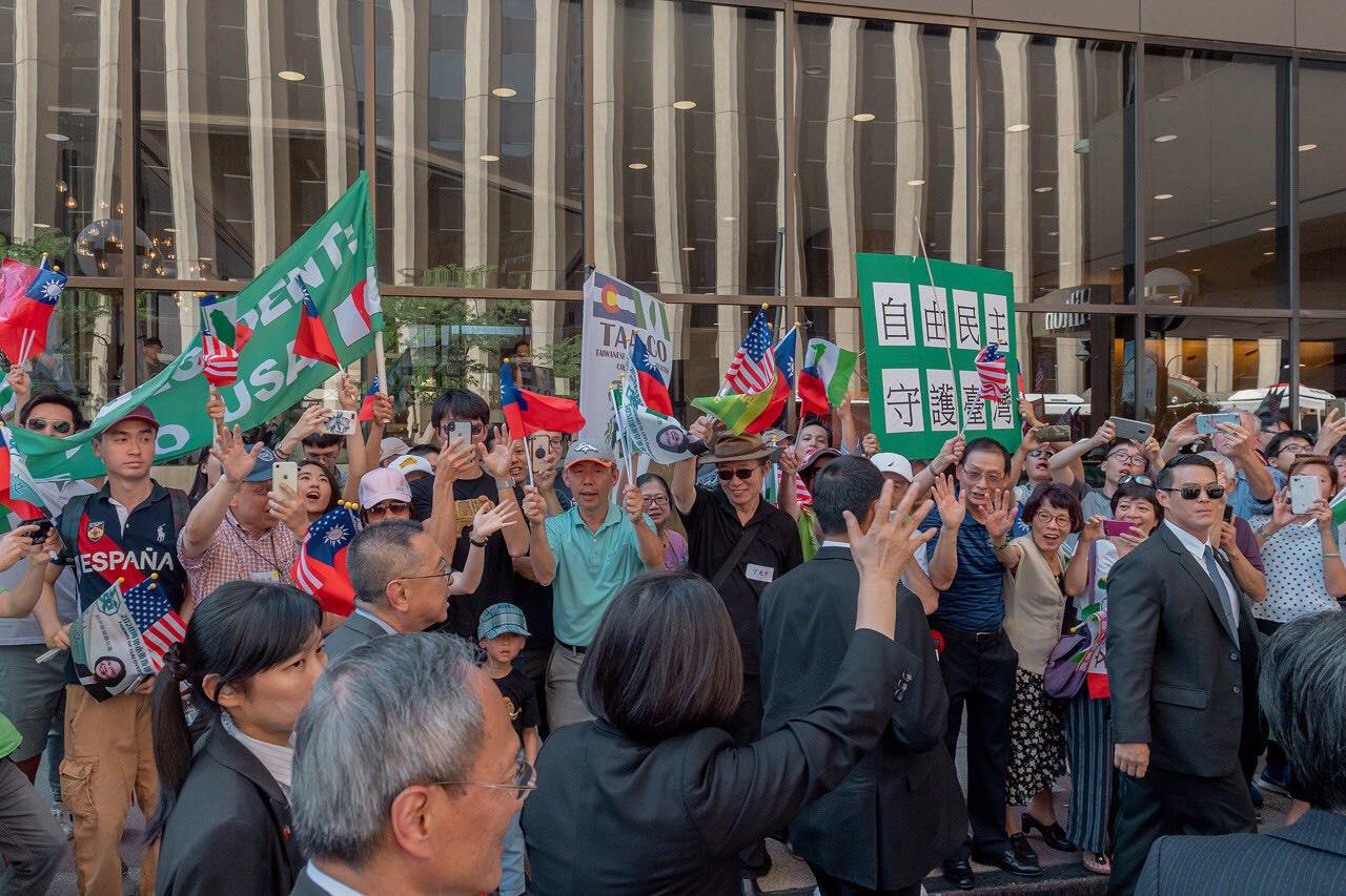 總統蔡英文抵達丹佛,抵達飯店時,僑胞高喊「蔡總統加油」。 圖/總統蔡英文臉書 總統蔡英文抵達丹佛,抵達飯店時,僑胞高喊「蔡總統加油」。 圖/總統蔡英文臉書