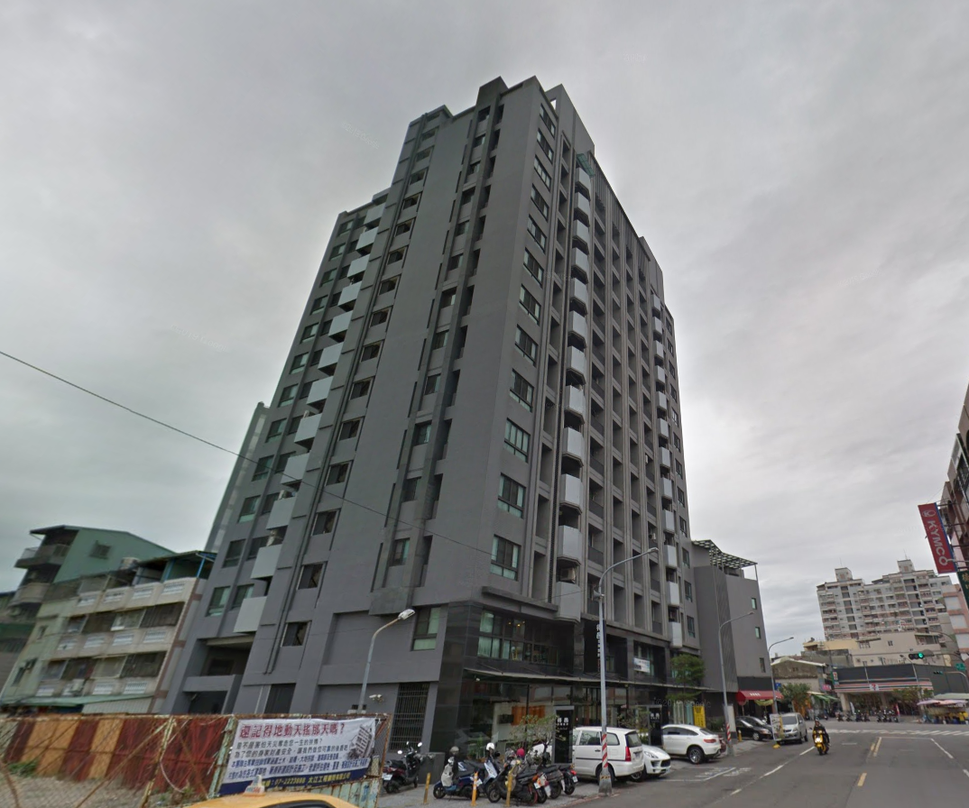 苓雅區「裕藏富邑大廈」。 圖:翻攝Google Map街景 苓雅區「裕藏富邑大廈」。 圖:翻攝Google Map街景