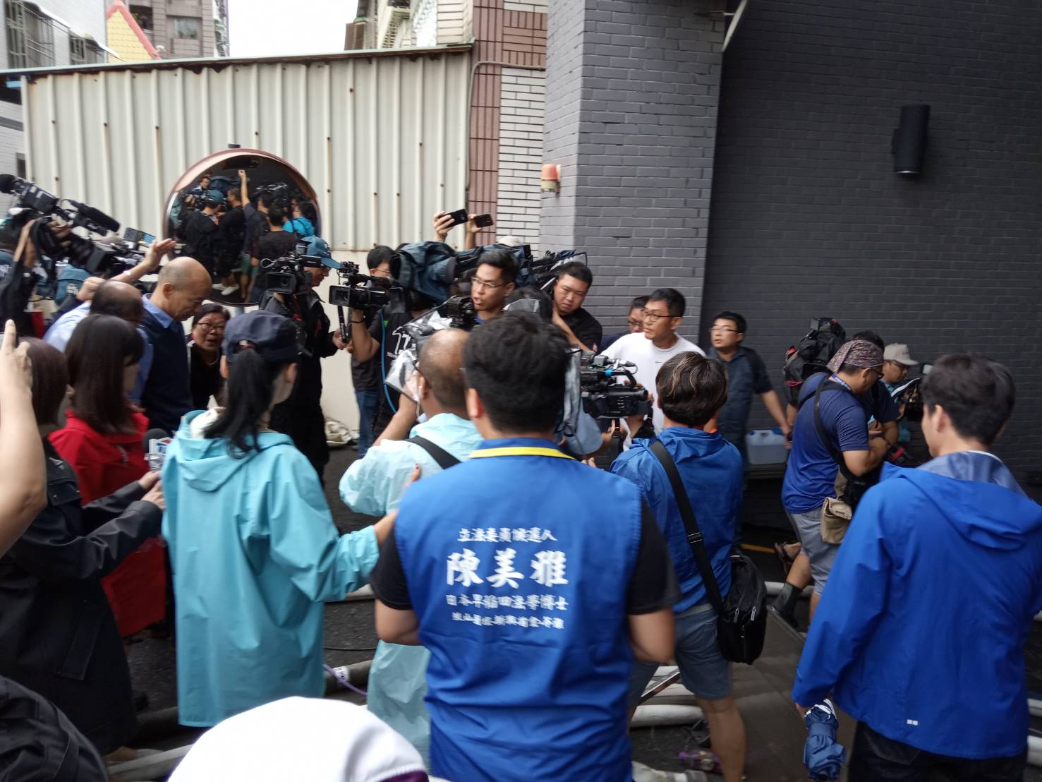 韓國瑜步下地下室視察淹水情形。 圖:孫家銘/攝 韓國瑜步下地下室視察淹水情形。 圖:孫家銘/攝
