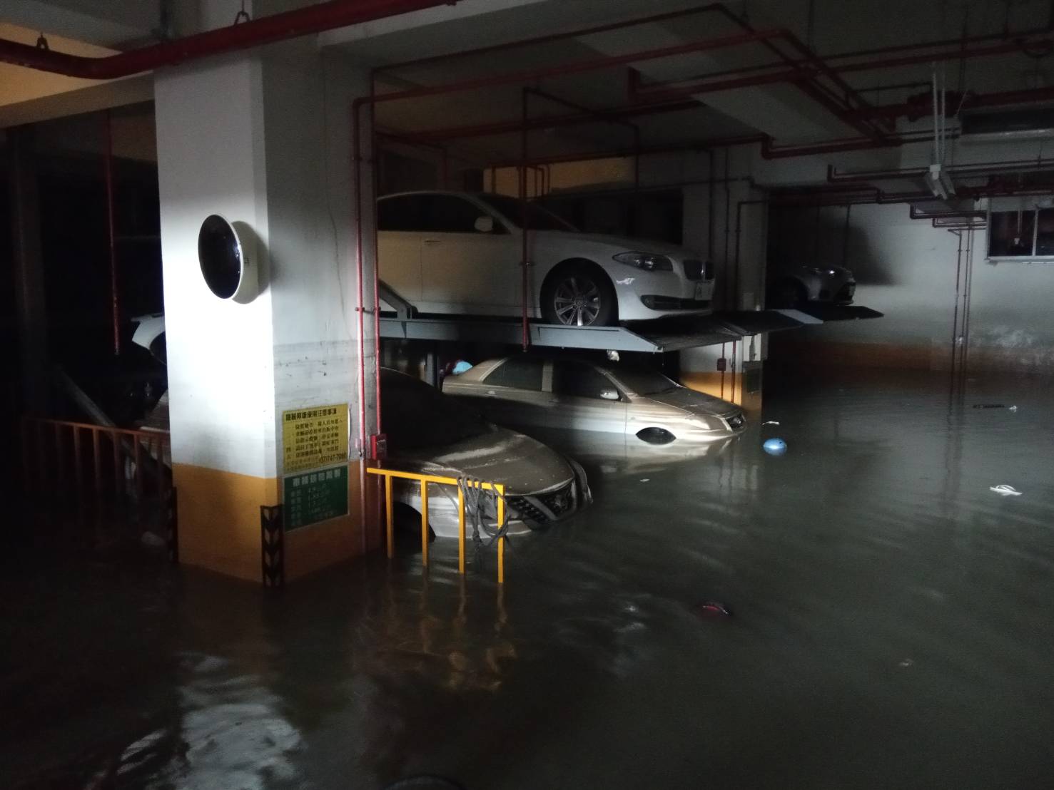 裕藏富邑大廈地下室淹水,汽車泡在水裡。 圖:孫家銘/攝 裕藏富邑大廈地下室淹水,汽車泡在水裡。 圖:孫家銘/攝