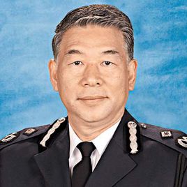 任達華的哥哥任達榮,承繼父親的遺志,考進皇家香港警務處,1996年獲升總警司,2007年成為警務處副處長,於9年前光榮退休了。 圖:翻攝自百度 任達華的哥哥任達榮,承繼父親的遺志,考進皇家香港警務處,1996年獲升總警司,2007年成為警務處副處長,於9年前光榮退休了。 圖:翻攝自百度