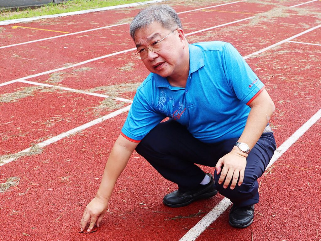 高雄市教育局長吳榕峯籲各校盡速完成災後復原及環境清理整潔,預防擴大登革熱疫情。 圖 : 高雄市教育局/提供 高雄市教育局長吳榕峯籲各校盡速完成災後復原及環境清理整潔,預防擴大登革熱疫情。 圖 : 高雄市教育局/提供