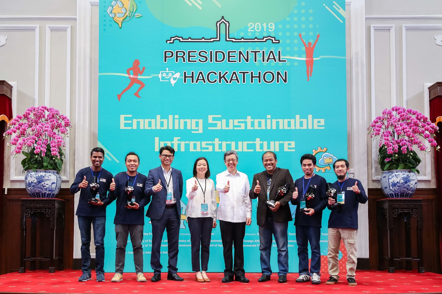 副總統陳建仁與馬來西亞Mentadak卓越團隊合影。 圖:行政院科技會報辦公室/提供 副總統陳建仁與馬來西亞Mentadak卓越團隊合影。 圖:行政院科技會報辦公室/提供