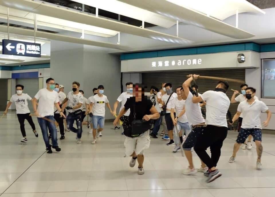 香港《反送中》運動爆發穿著白衣的疑似黑幫份子「無差別攻擊」事件,網友在館長陳之漢臉書處張貼照片。 圖:翻攝飆捍臉書鄒懷傑留言 香港《反送中》運動爆發穿著白衣的疑似黑幫份子「無差別攻擊」事件,網友在館長陳之漢臉書處張貼照片。 圖:翻攝飆捍臉書鄒懷傑留言