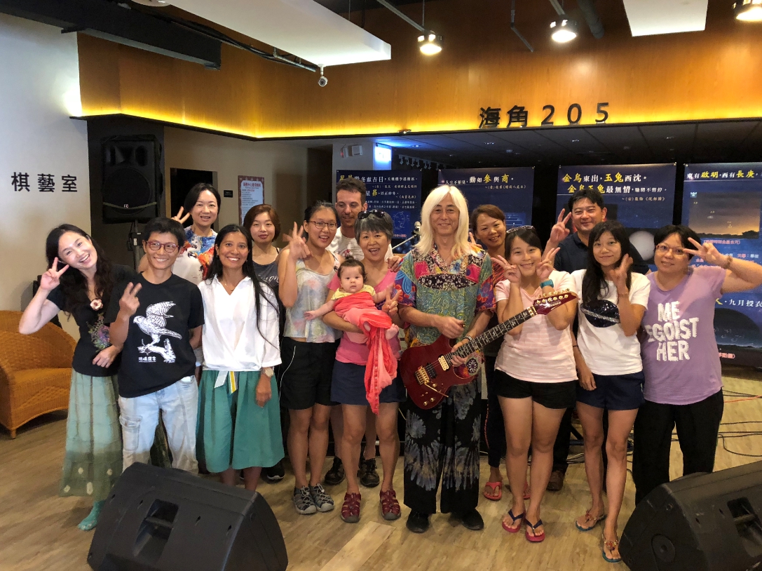 日本心靈音樂家朝瀨蘭(前排右四)與小墾丁總經理張福生(後排右一)呼籲大家每天安排15分鐘大腦放空與靜默的時間。 圖/小墾丁渡假村提供 日本心靈音樂家朝瀨蘭(前排右四)與小墾丁總經理張福生(後排右一)呼籲大家每天安排15分鐘大腦放空與靜默的時間。 圖/小墾丁渡假村提供