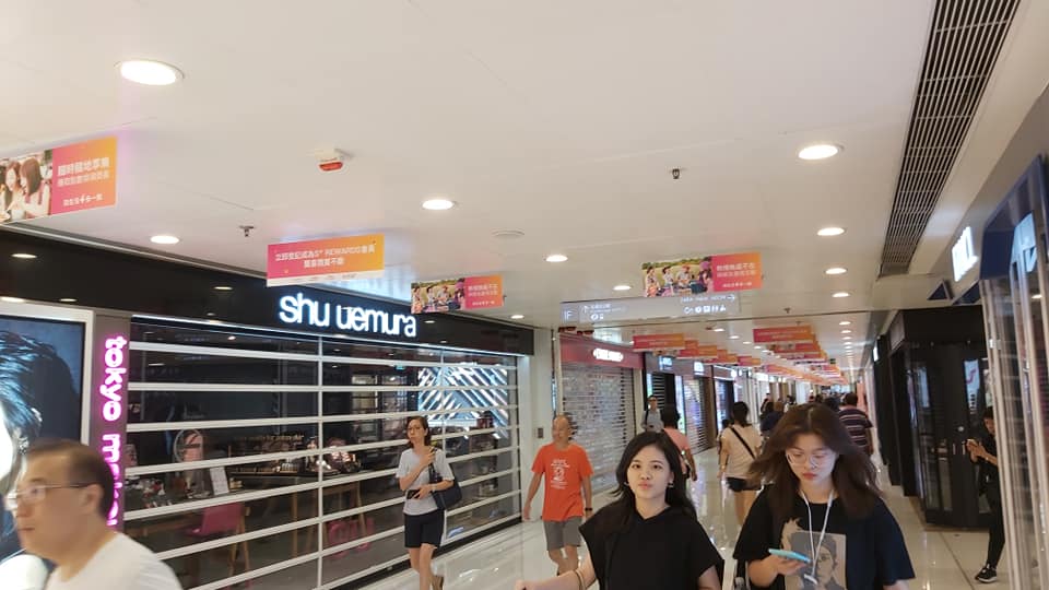 有數間屯門時代廣場的商家關門。 圖/翻攝自香港突發事故報料區 有數間屯門時代廣場的商家關門。 圖/翻攝自香港突發事故報料區