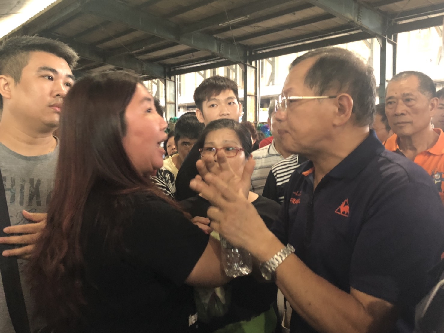 現場爆發多度口角衝突。 圖:民眾 / 提供 現場爆發多度口角衝突。 圖:民眾 / 提供