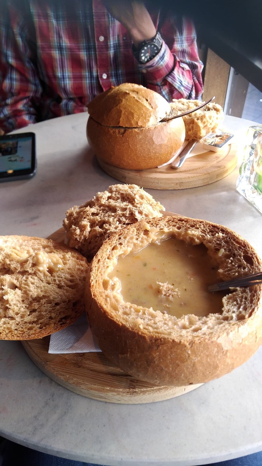 濃湯麵包是雷克雅未克極為著名的當地特色料理,照片中這樣一塊麵包裝濃湯就要台幣約500元。 圖:謝佳真/攝 濃湯麵包是雷克雅未克極為著名的當地特色料理,照片中這樣一塊麵包裝濃湯就要台幣約500元。 圖:謝佳真/攝