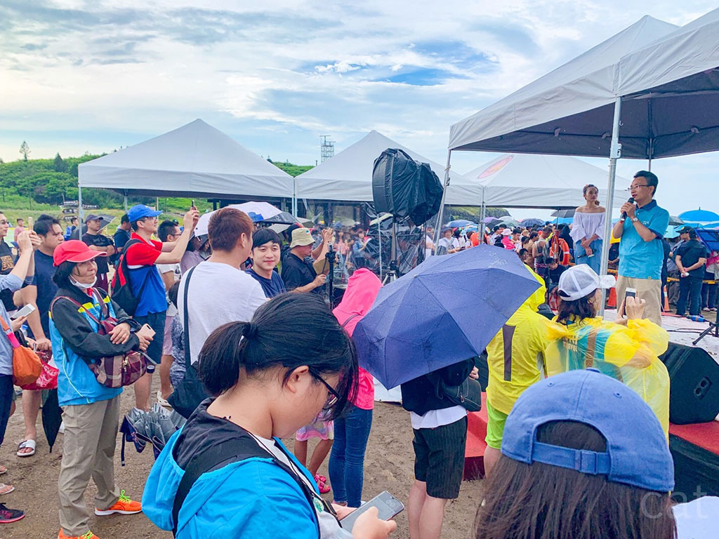 開幕音樂會當天人潮眾多,以奎壁山地質公園為背景舉行音樂會。 圖:觀光局/提供 開幕音樂會當天人潮眾多,以奎壁山地質公園為背景舉行音樂會。 圖:觀光局/提供