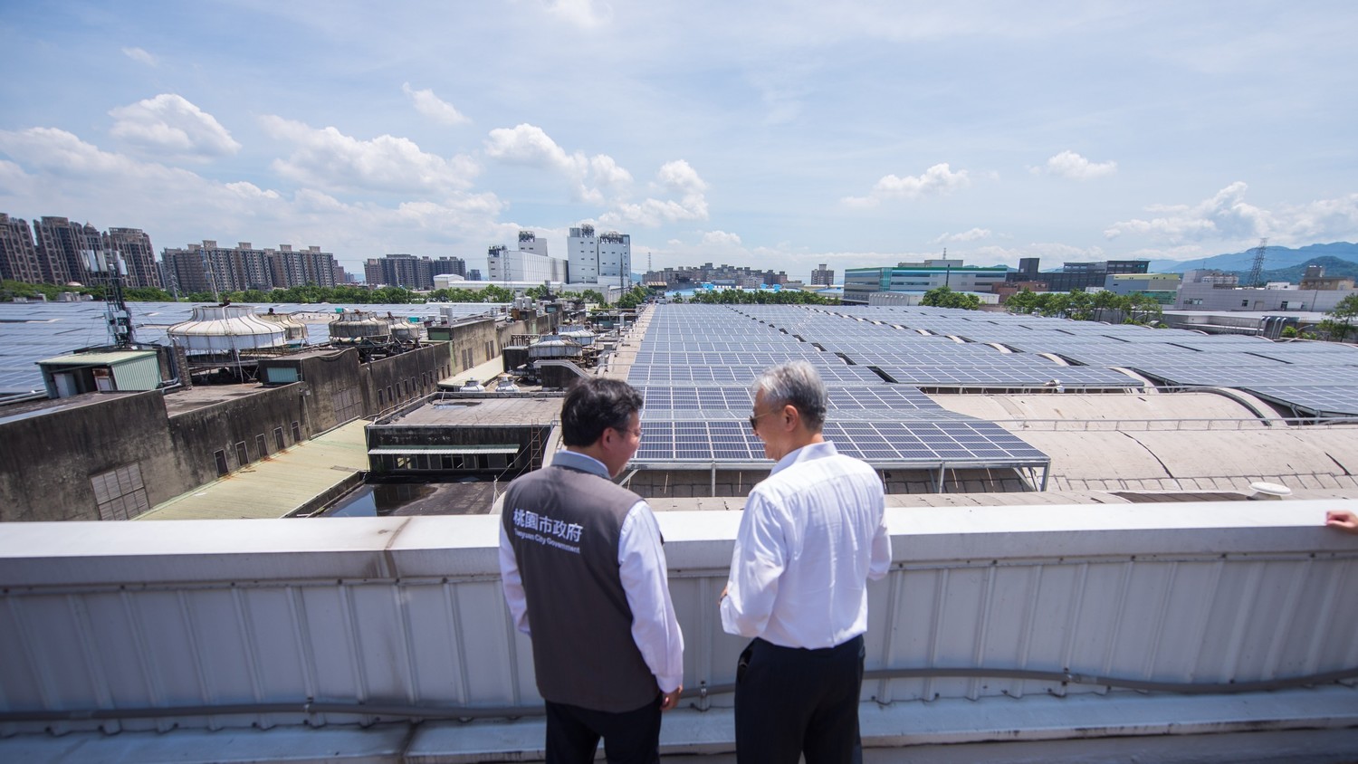 台灣汽電共生與新光紡織合作,於新光紡織桃園大溪廠設置太陽光電系統,年預估發電量可達551萬度,減少二氧化碳排放量超過5千公噸。 圖:桃園市政府/提供 台灣汽電共生與新光紡織合作,於新光紡織桃園大溪廠設置太陽光電系統,年預估發電量可達551萬度,減少二氧化碳排放量超過5千公噸。 圖:桃園市政府/提供
