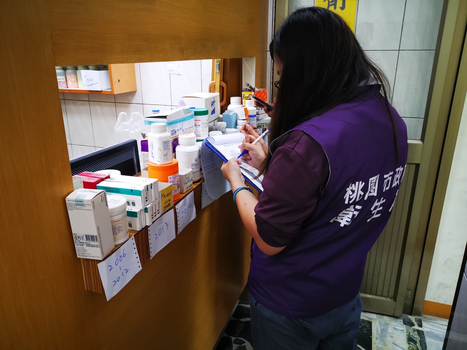 衛生局派員前往診所稽查,發現藥品調劑室有36項藥品過期。 圖:桃園市政府衛生局/提供 衛生局派員前往診所稽查,發現藥品調劑室有36項藥品過期。 圖:桃園市政府衛生局/提供