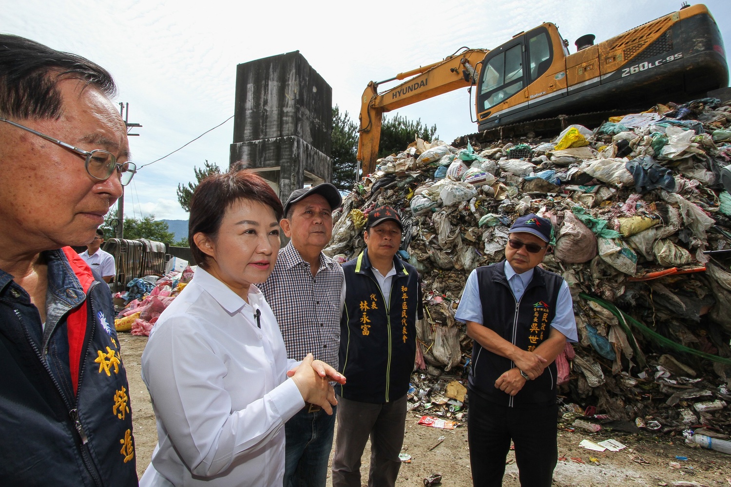 盧秀燕會勘福壽山垃圾轉運暫置場現況。 圖 : 台中市政府/提供 盧秀燕會勘福壽山垃圾轉運暫置場現況。 圖 : 台中市政府/提供