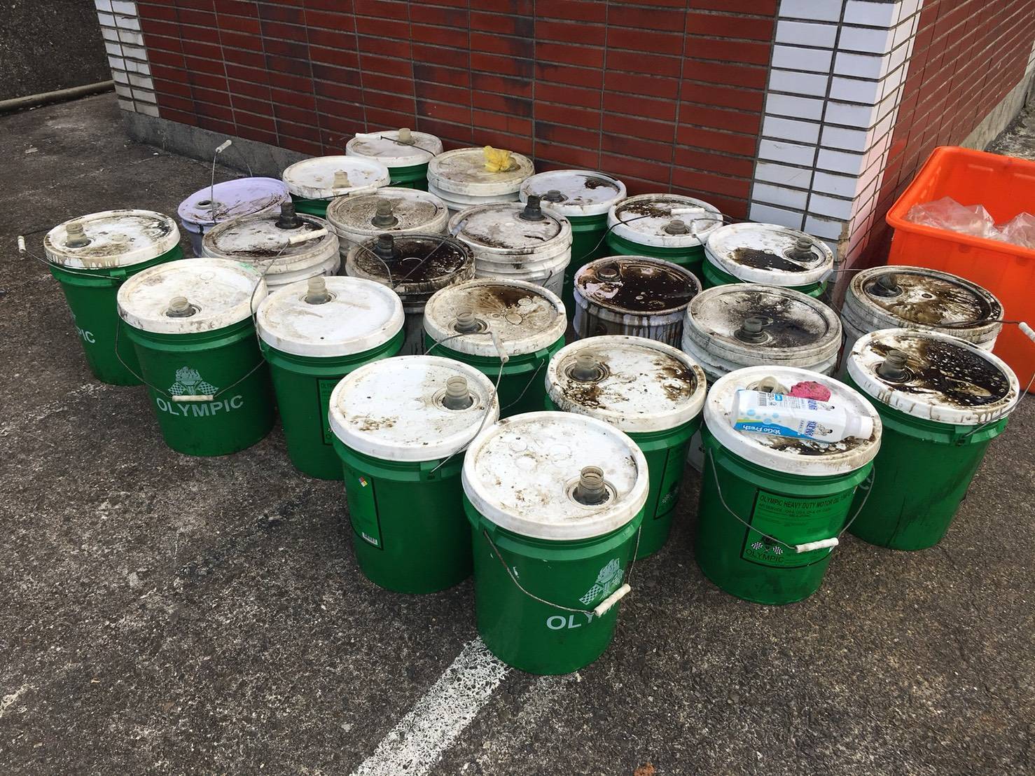 基隆市政府查獲被棄置的23桶機油。 圖 : 基隆市政府/提供 基隆市政府查獲被棄置的23桶機油。 圖 : 基隆市政府/提供