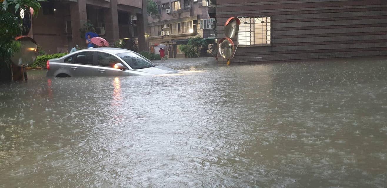 高雄三民區寶珠溝正興里里長沈秀玲於719淹水當日所PO出的淹水災情圖。 圖:擷取自沈秀玲臉書 高雄三民區寶珠溝正興里里長沈秀玲於719淹水當日所PO出的淹水災情圖。 圖:擷取自沈秀玲臉書