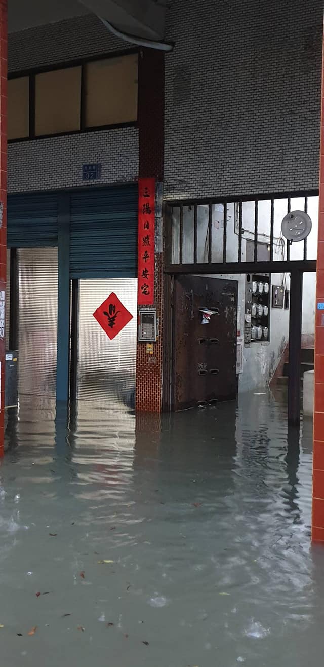 高雄三民區寶珠溝正興里里長沈秀玲於719淹水當日所PO出的淹水災情圖。 圖:擷取自沈秀玲臉書 高雄三民區寶珠溝正興里里長沈秀玲於719淹水當日所PO出的淹水災情圖。 圖:擷取自沈秀玲臉書