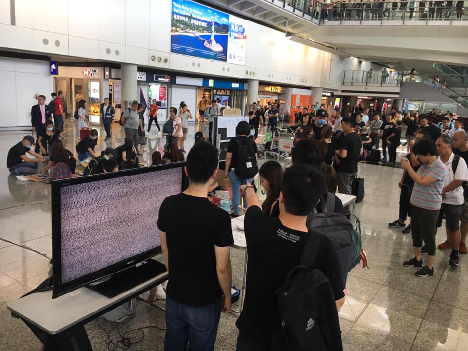 航空界從業人員在香港機場接機大廳發起「和你飛」活動,要求政府撤回修訂逃犯條例,以及調查港警是否有濫用權力。 圖:翻攝Hong Kong Cabin Crew Federation 香港空勤人員總工會臉書 航空界從業人員在香港機場接機大廳發起「和你飛」活動,要求政府撤回修訂逃犯條例,以及調查港警是否有濫用權力。 圖:翻攝Hong Kong Cabin Crew Federation 香港空勤人員總工會臉書