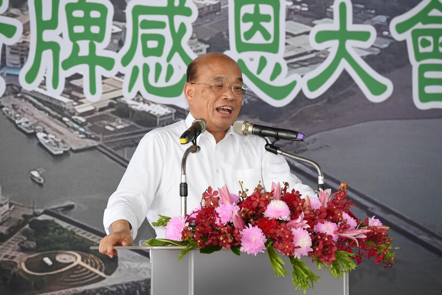行政院長蘇貞昌今(26)天還頒發「輔漁利民」匾額給全國9個協助政府宣導的漁會、漁業團體等有功人員,感謝漁業同仁協助解除歐盟黃牌。 圖:行政院提供 行政院長蘇貞昌今(26)天還頒發「輔漁利民」匾額給全國9個協助政府宣導的漁會、漁業團體等有功人員,感謝漁業同仁協助解除歐盟黃牌。 圖:行政院提供