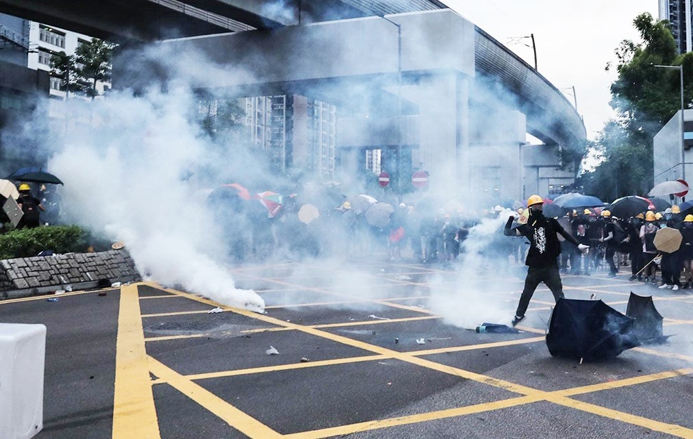 催淚彈對示威者起不了作用,香港警方新購置了3輛水砲車,如果示威行動不停止,今年8月將開始使用水炮車鎮壓示威者。 圖:翻攝網路直播 催淚彈對示威者起不了作用,香港警方新購置了3輛水砲車,如果示威行動不停止,今年8月將開始使用水炮車鎮壓示威者。 圖:翻攝網路直播