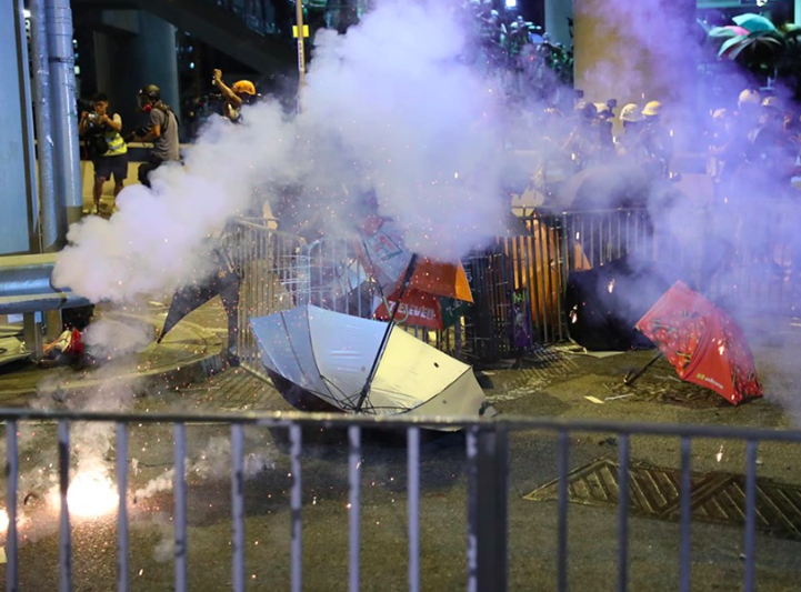 香港防暴警察施放催淚彈驅散示威群眾。 圖:翻攝網路直播。 香港防暴警察施放催淚彈驅散示威群眾。 圖:翻攝網路直播。