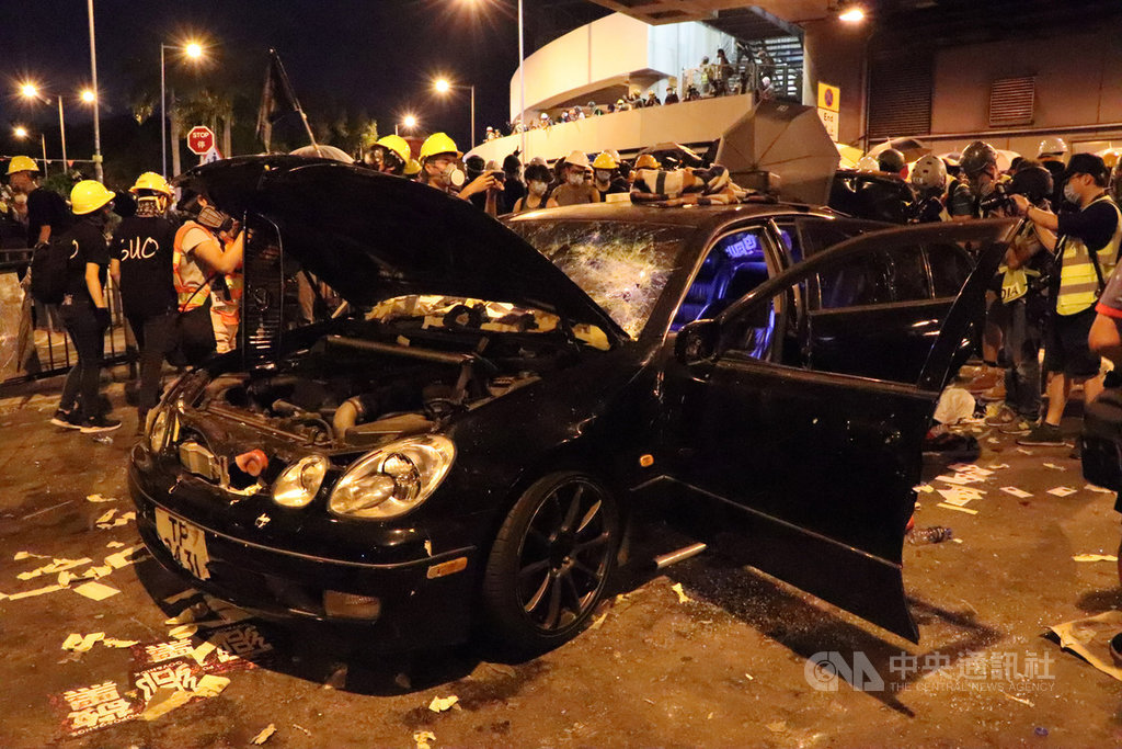 示威者在西鐵元朗站附近砸毀一輛汽車。據稱,示威者在車內發現藤條與一頂配有中共國徽的帽子,並在後車廂發現一把武士刀和數把木棍、鐵棍。 圖:中央社提供。 示威者在西鐵元朗站附近砸毀一輛汽車。據稱,示威者在車內發現藤條與一頂配有中共國徽的帽子,並在後車廂發現一把武士刀和數把木棍、鐵棍。 圖:中央社提供。