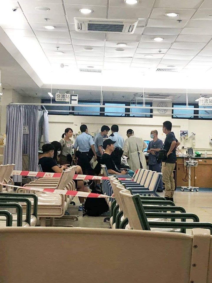 晚間港警強力驅散示威群眾,爆發衝突,民眾多人掛彩送醫。 圖:翻攝范國威 Gary Fan臉書 晚間港警強力驅散示威群眾,爆發衝突,民眾多人掛彩送醫。 圖:翻攝范國威 Gary Fan臉書