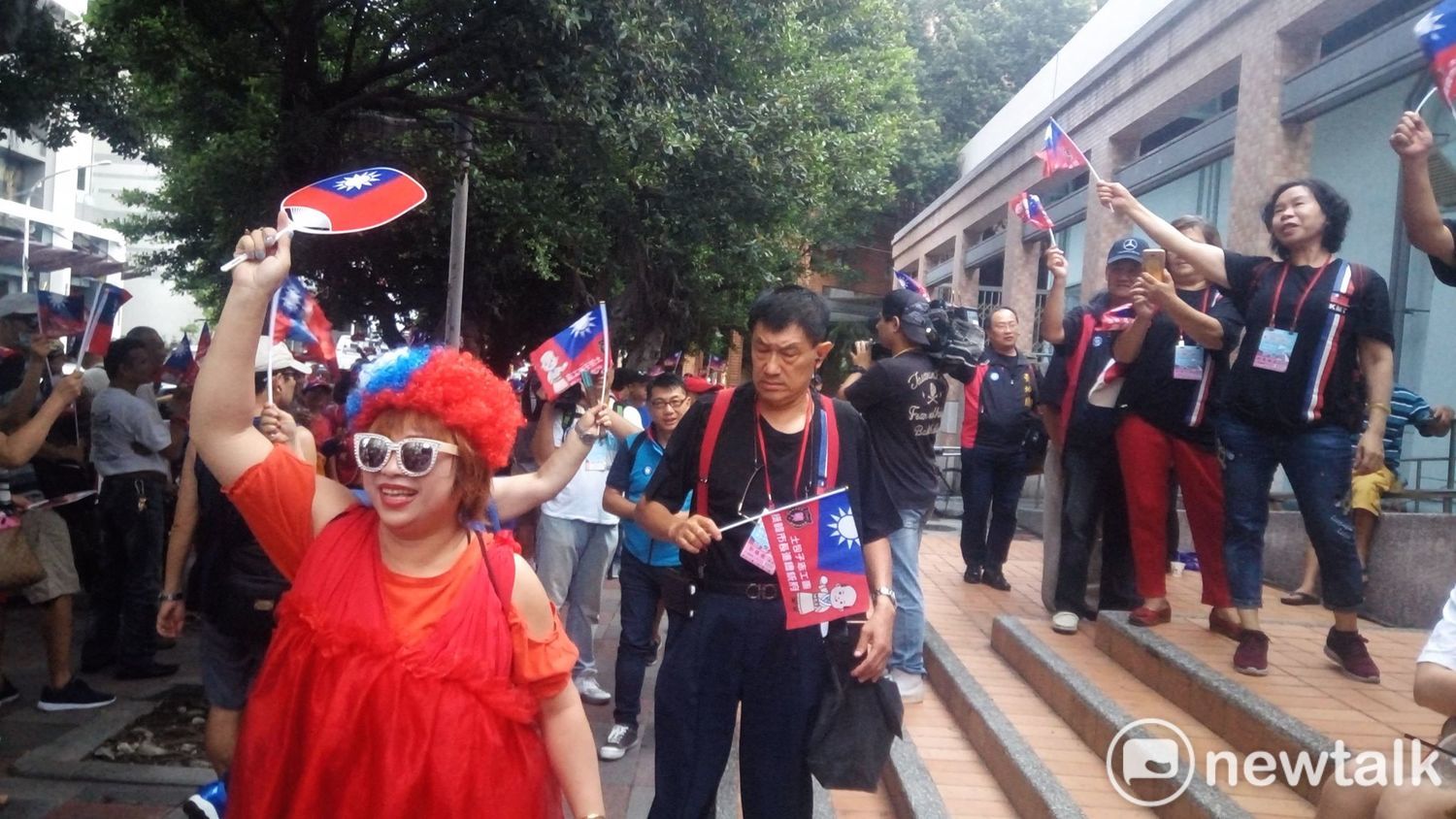 國民黨支持者聚集全代會場外。 圖:黃建豪/攝 國民黨支持者聚集全代會場外。 圖:黃建豪/攝