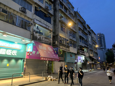 入夜後的新界元朗,商鋪拉下鐵閘門,市區一片冷清。 圖:中央社 入夜後的新界元朗,商鋪拉下鐵閘門,市區一片冷清。 圖:中央社