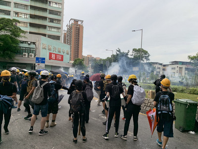 港警在西邊圍村使用催淚彈驅散示威群眾。 圖:中央社 港警在西邊圍村使用催淚彈驅散示威群眾。 圖:中央社