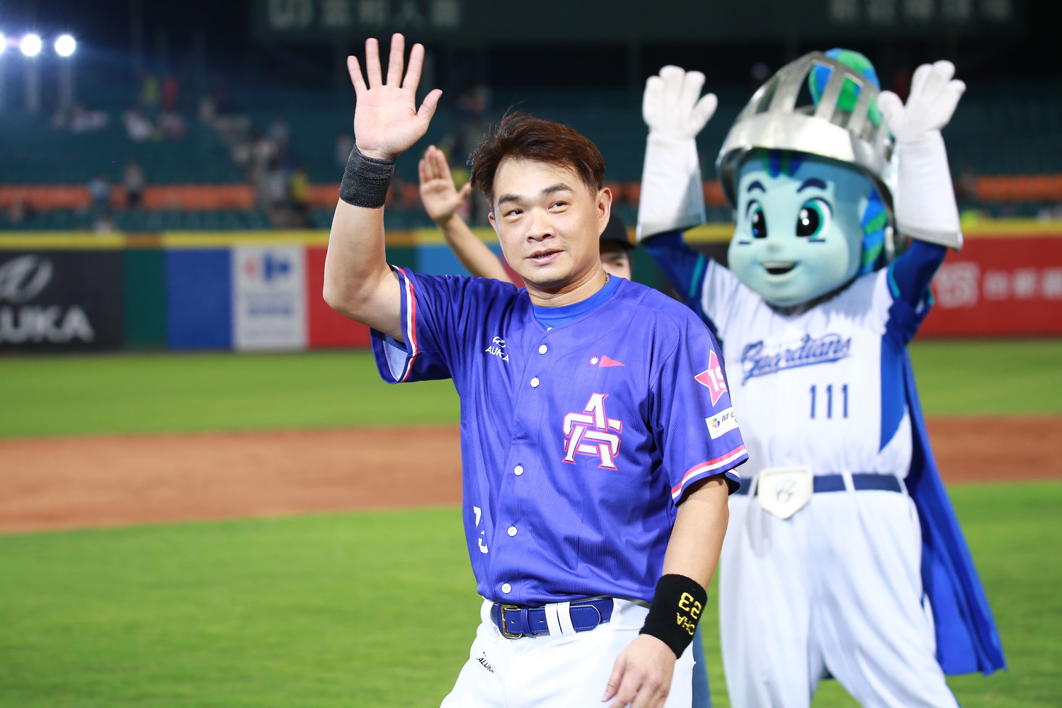 中華職棒30年明星賽,中職明星隊內野手彭政閔獲選單場MVP。 圖:NOWnews提供。 中華職棒30年明星賽,中職明星隊內野手彭政閔獲選單場MVP。 圖:NOWnews提供。