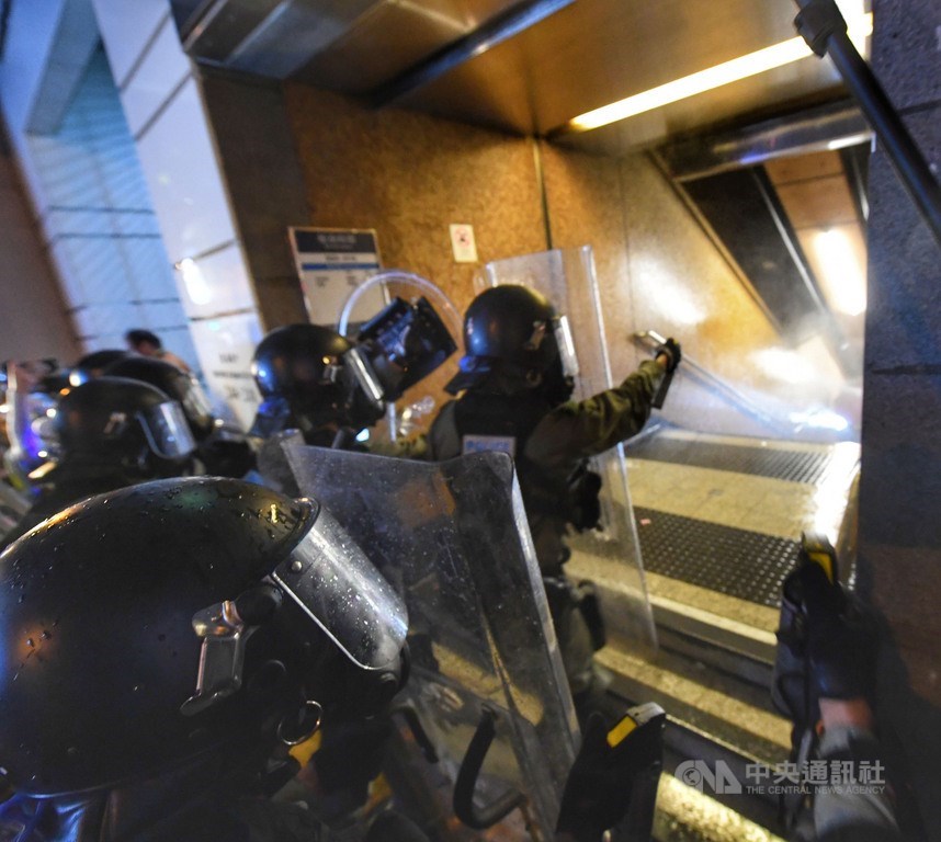 港警晚間噴灑胡椒水驅趕港鐵上環站內的反送中示威民眾。 圖:中央社提供。 港警晚間噴灑胡椒水驅趕港鐵上環站內的反送中示威民眾。 圖:中央社提供。