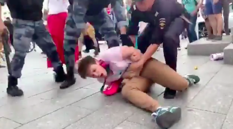 莫斯科警方27日粗暴逮捕上千人,許多被捕者在過程中受傷。 圖:翻攝Alec Luhn的Twitter。 莫斯科警方27日粗暴逮捕上千人,許多被捕者在過程中受傷。 圖:翻攝Alec Luhn的Twitter。