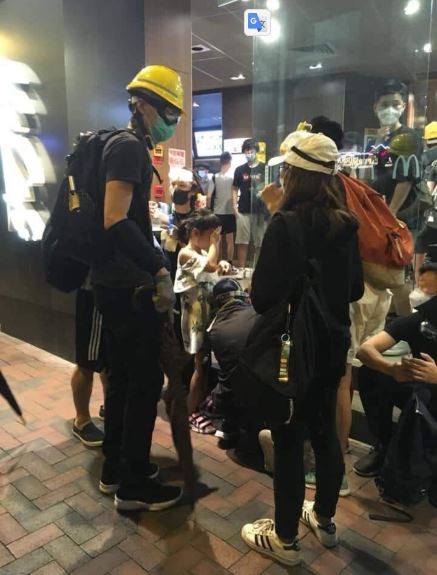 香港28日上環遮打集會再爆警民衝突,警方在晚間開始施放催淚彈,有前往速食店用餐的小朋友因吸入催淚氣體而淚流不止。 圖:翻攝自香港突發事故爆料區 香港28日上環遮打集會再爆警民衝突,警方在晚間開始施放催淚彈,有前往速食店用餐的小朋友因吸入催淚氣體而淚流不止。 圖:翻攝自香港突發事故爆料區