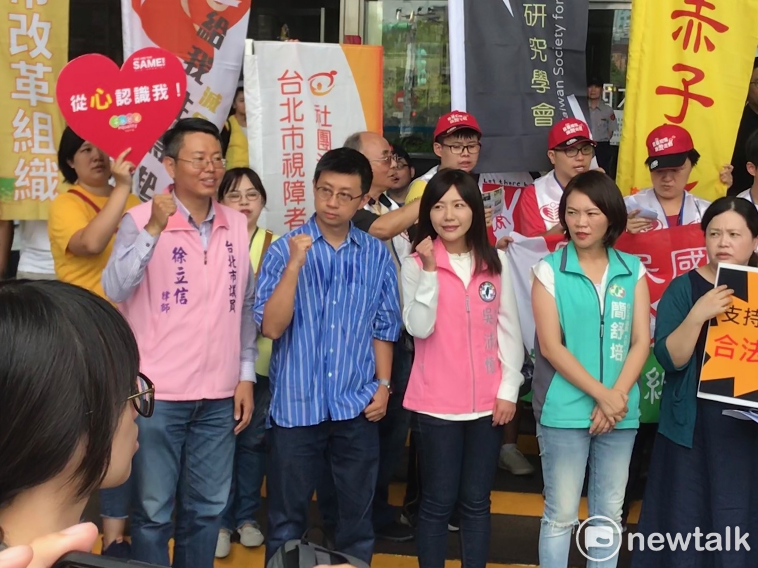 無黨籍議員徐立信(前排左起)、邱威傑、民進黨議員吳沛憶、簡舒培。 圖:周煊惠 /攝 無黨籍議員徐立信(前排左起)、邱威傑、民進黨議員吳沛憶、簡舒培。 圖:周煊惠 /攝
