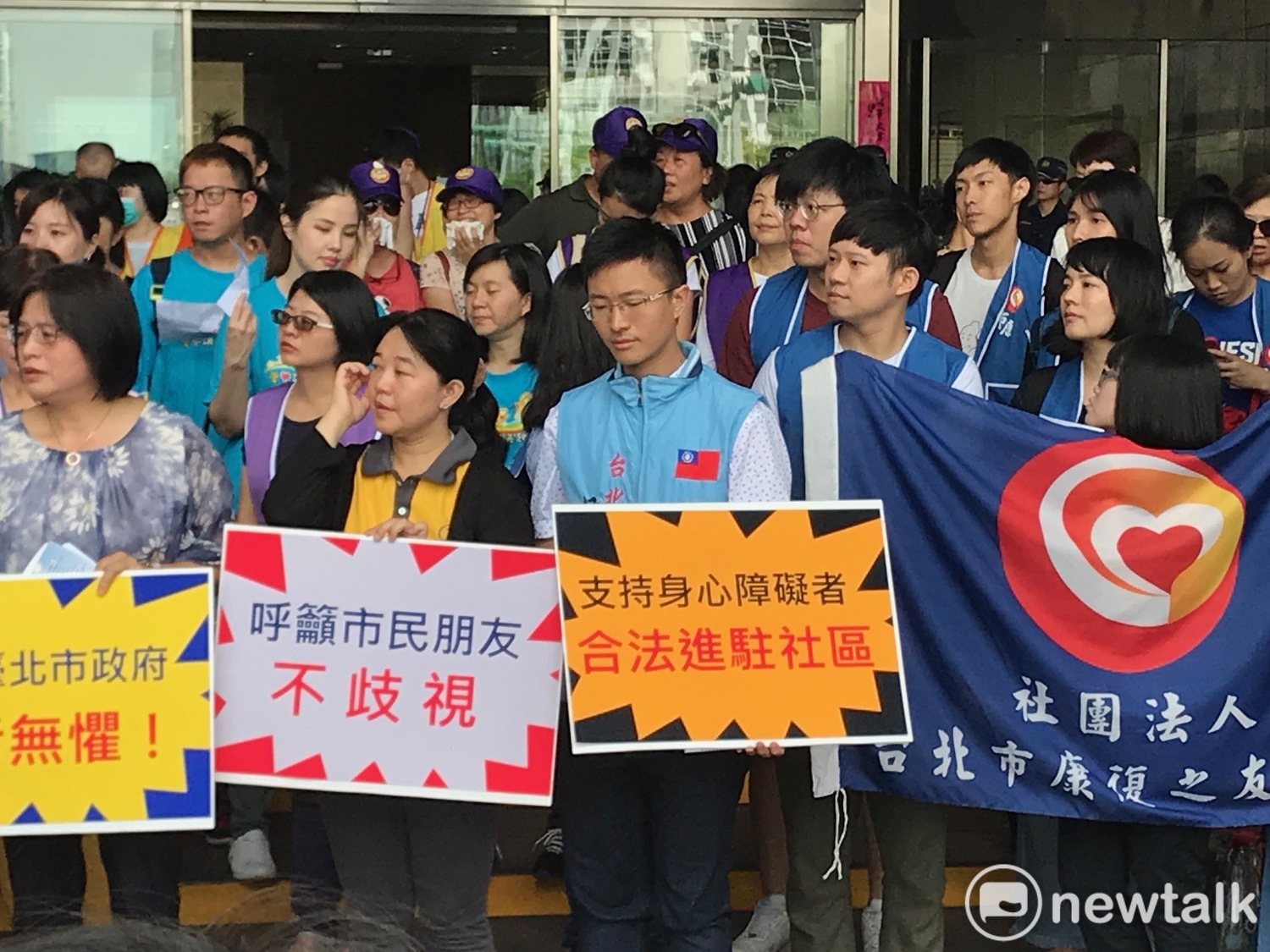 新黨議員侯漢廷(前排中穿藍衣者)。 圖:周煊惠 /攝 新黨議員侯漢廷(前排中穿藍衣者)。 圖:周煊惠 /攝