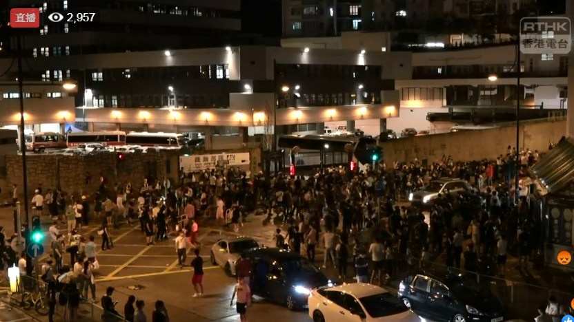 逾千名示威者陸續湧向葵涌警署,擠滿了葵涌道往荃灣方向的馬路,截至深夜仍在對峙中。 圖:翻攝RTHK NEWS臉書影片 逾千名示威者陸續湧向葵涌警署,擠滿了葵涌道往荃灣方向的馬路,截至深夜仍在對峙中。 圖:翻攝RTHK NEWS臉書影片