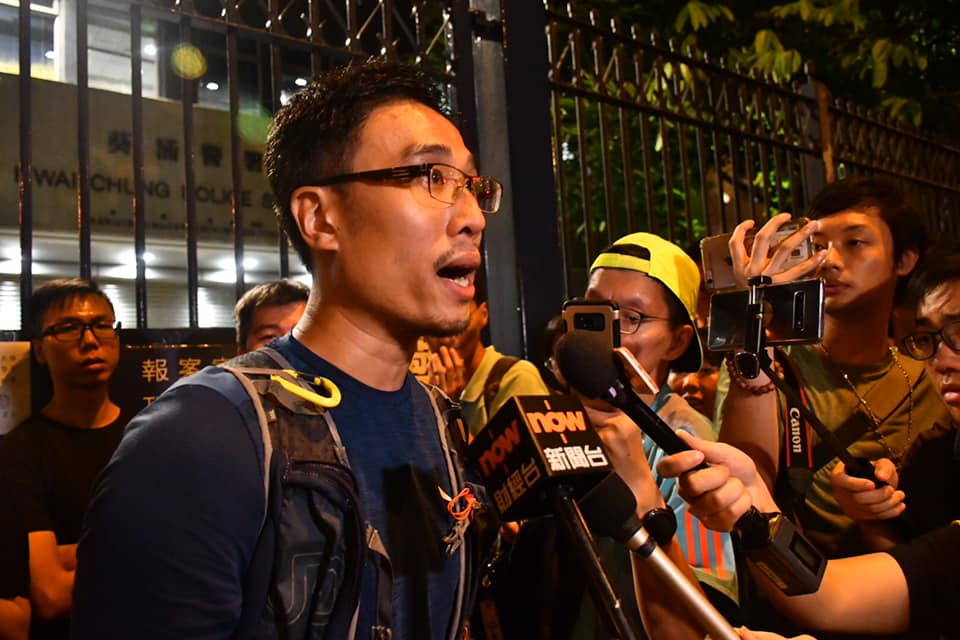 28日香港警民衝突中被捕人士(左)30日晚獲得保釋,在鏡頭前說了「光復香港 時代革命」8個字後離開。 圖:翻攝自香港中大學生報臉書 28日香港警民衝突中被捕人士(左)30日晚獲得保釋,在鏡頭前說了「光復香港 時代革命」8個字後離開。 圖:翻攝自香港中大學生報臉書