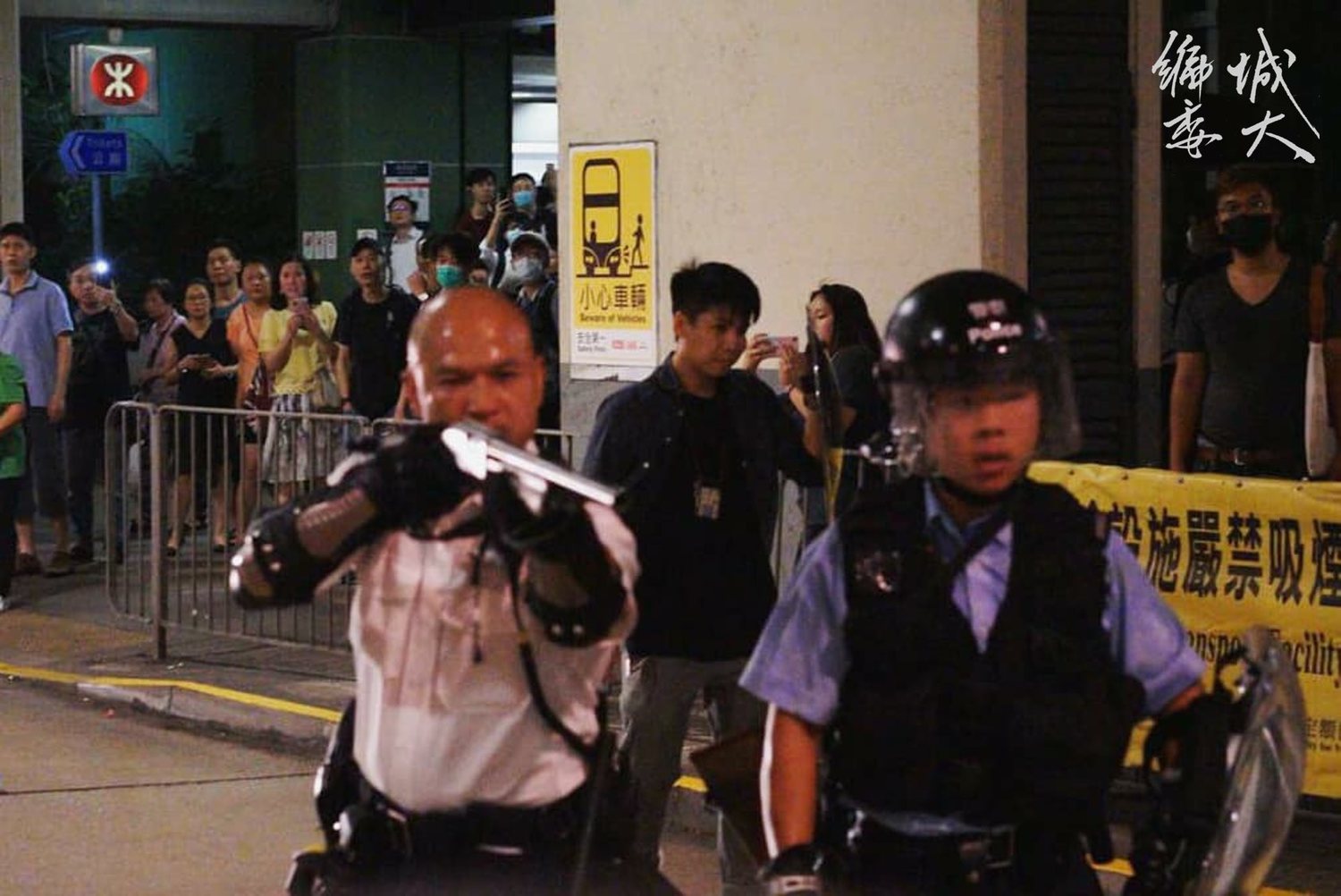 根據香港城市大學學生會編輯委員會指出,挨打港警在「毫無警示的情況下,向示威人士舉(霰彈)槍」自保。 圖:翻攝自香港城市大學學生會編輯委員會臉書 根據香港城市大學學生會編輯委員會指出,挨打港警在「毫無警示的情況下,向示威人士舉(霰彈)槍」自保。 圖:翻攝自香港城市大學學生會編輯委員會臉書