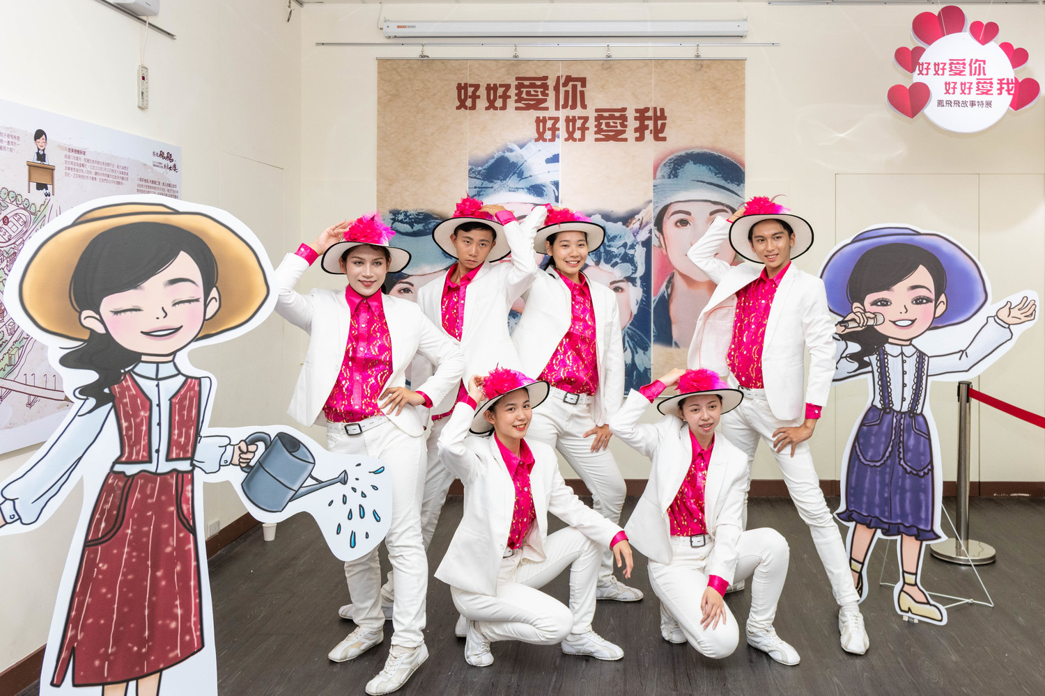 歌迷們裝扮成鳳飛飛最愛的帽子造型,緬懷永遠的國民天后。 圖:桃園市政府/提供 歌迷們裝扮成鳳飛飛最愛的帽子造型,緬懷永遠的國民天后。 圖:桃園市政府/提供