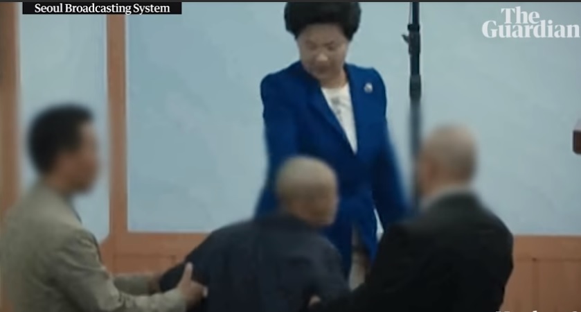 申玉珠被控在斐濟監禁約400名信徒,對他們施暴並進行野蠻儀式。 圖:翻攝Youtube 申玉珠被控在斐濟監禁約400名信徒,對他們施暴並進行野蠻儀式。 圖:翻攝Youtube