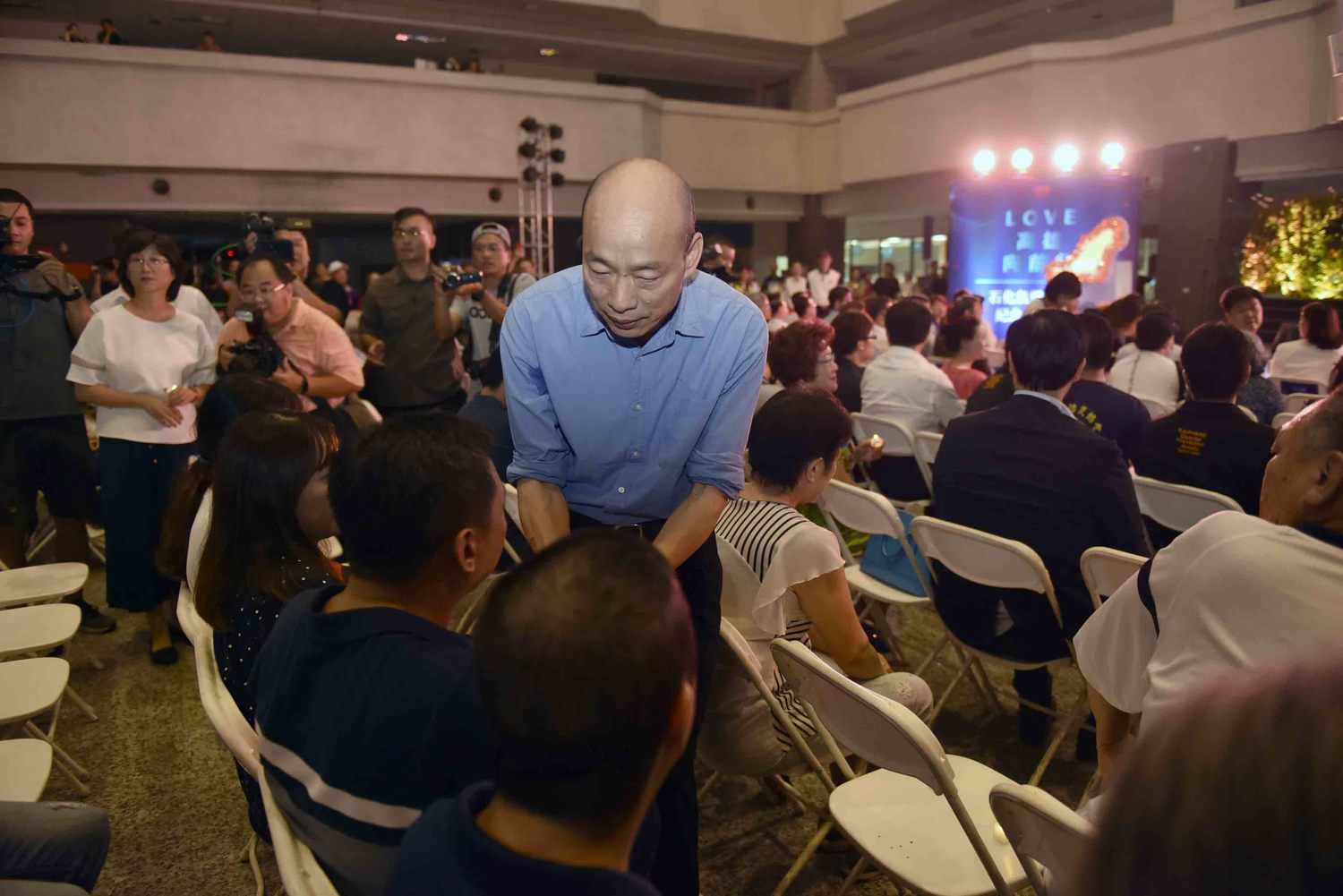 韓國瑜上台致完詞後特別走下台一一與氣爆家屬握手。 韓國瑜上台致完詞後特別走下台一一與氣爆家屬握手。