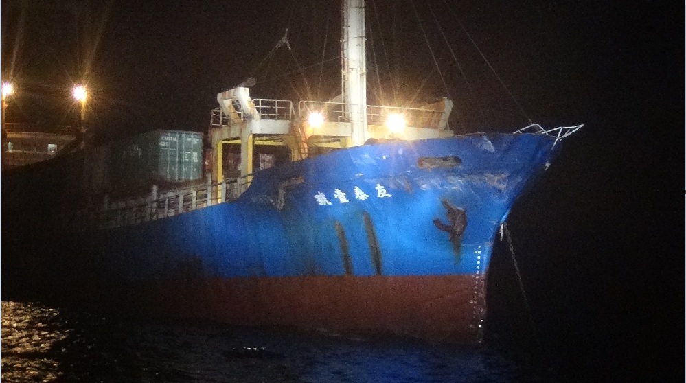 金門料羅灣海域31日晚間發生高雄籍散裝貨輪與疑似陸方軍艦「擦撞」意外,第一時間傳出陸艦意圖將我方貨輪「帶返」廈門調查。 圖:海巡署提供 金門料羅灣海域31日晚間發生高雄籍散裝貨輪與疑似陸方軍艦「擦撞」意外,第一時間傳出陸艦意圖將我方貨輪「帶返」廈門調查。 圖:海巡署提供
