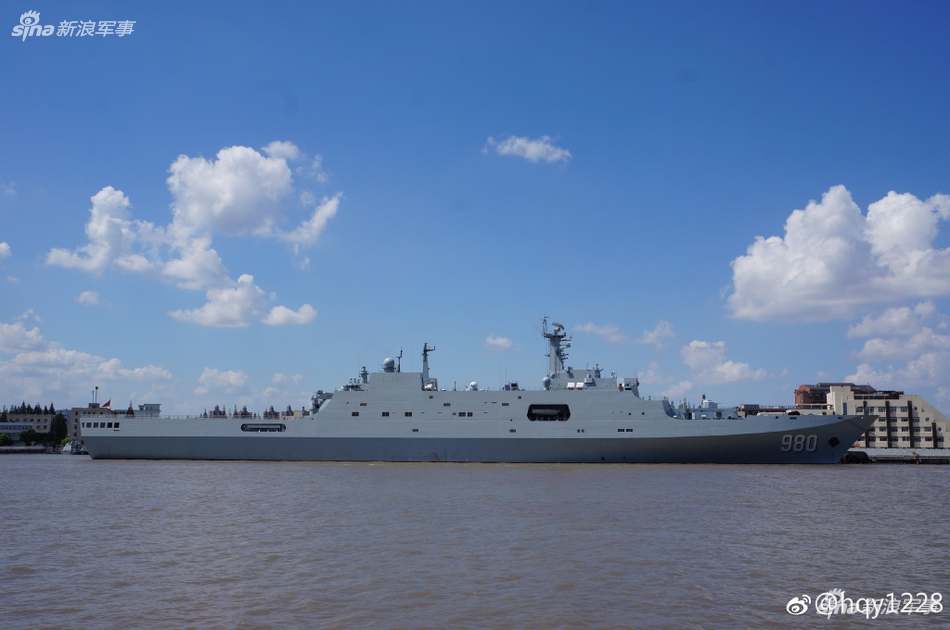 疑似肇事的解放軍071級船塢登陸艦「龍虎山」號。 圖:翻攝新浪軍事 疑似肇事的解放軍071級船塢登陸艦「龍虎山」號。 圖:翻攝新浪軍事