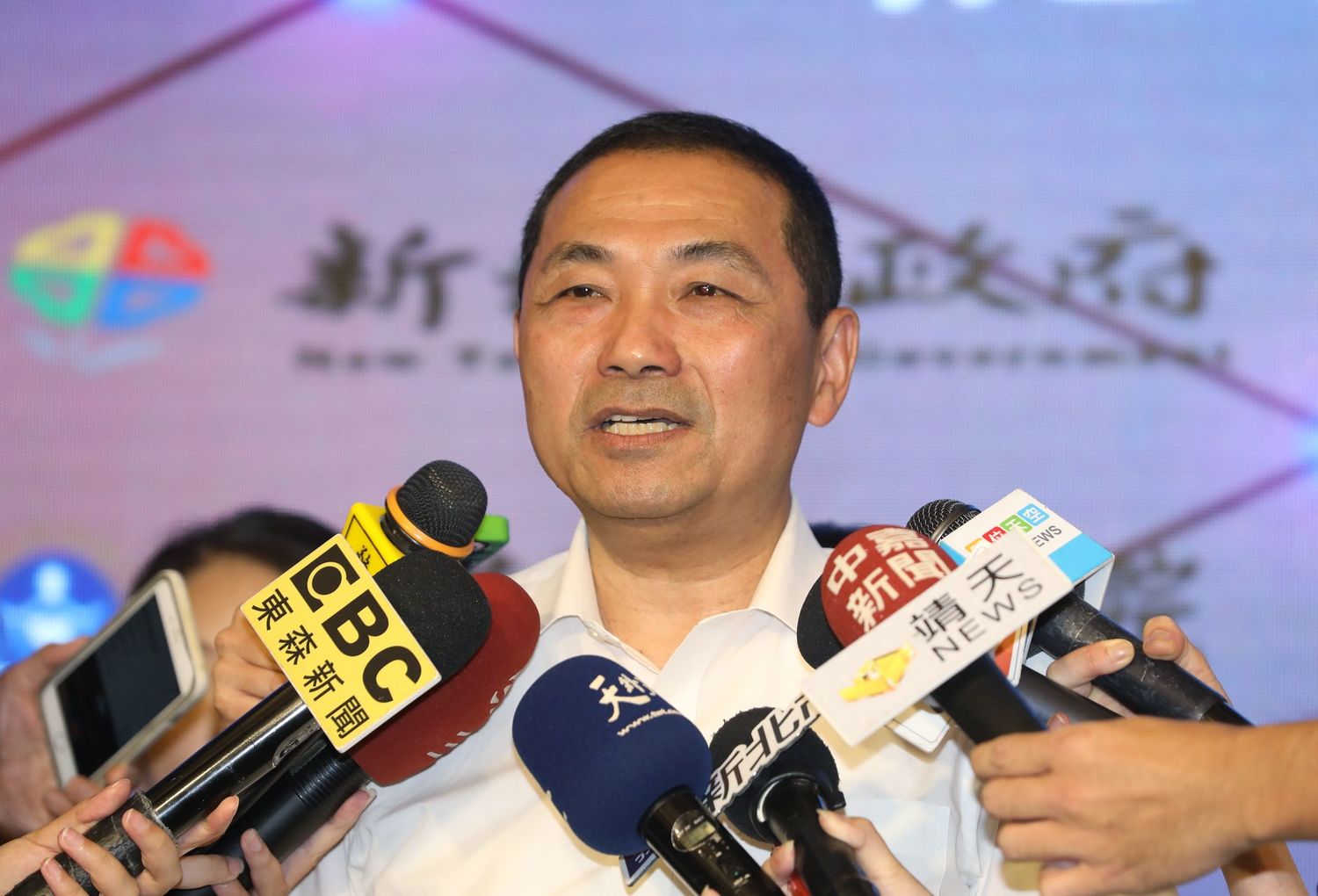 侯友宜今天對柯文哲組黨之事,兩度表達「狀況是一場混亂」,他仍專心市政。 圖:王峻昌/攝 侯友宜今天對柯文哲組黨之事,兩度表達「狀況是一場混亂」,他仍專心市政。 圖:王峻昌/攝