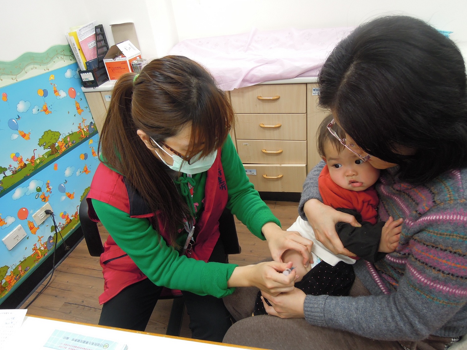 每年5月至10月為日本腦炎流行期,衛生局提醒家中若有年滿15個月幼兒尚未接種疫苗,應儘速施打日本腦炎疫苗。 圖:桃園市政府衛生局/提供 每年5月至10月為日本腦炎流行期,衛生局提醒家中若有年滿15個月幼兒尚未接種疫苗,應儘速施打日本腦炎疫苗。 圖:桃園市政府衛生局/提供